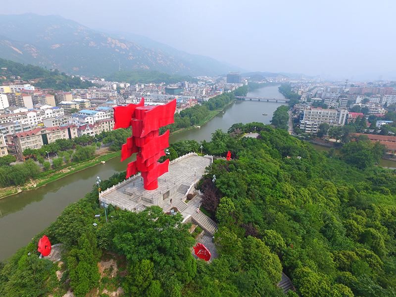 河南省信陽(yáng)市新縣鄂豫皖蘇區(qū)首府革命博物館附近的英雄山八面紅旗雕塑。